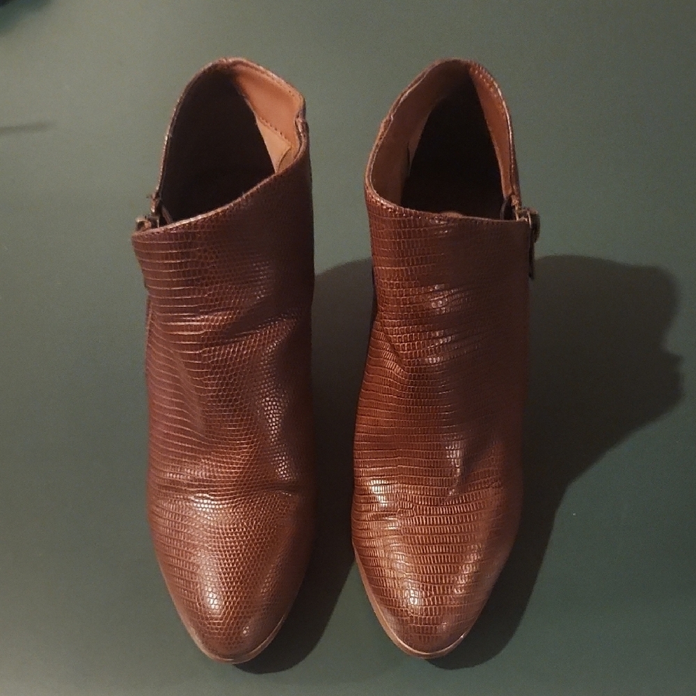 Brown Ankle Boots with V-Shaped Opening and Stacked Heel